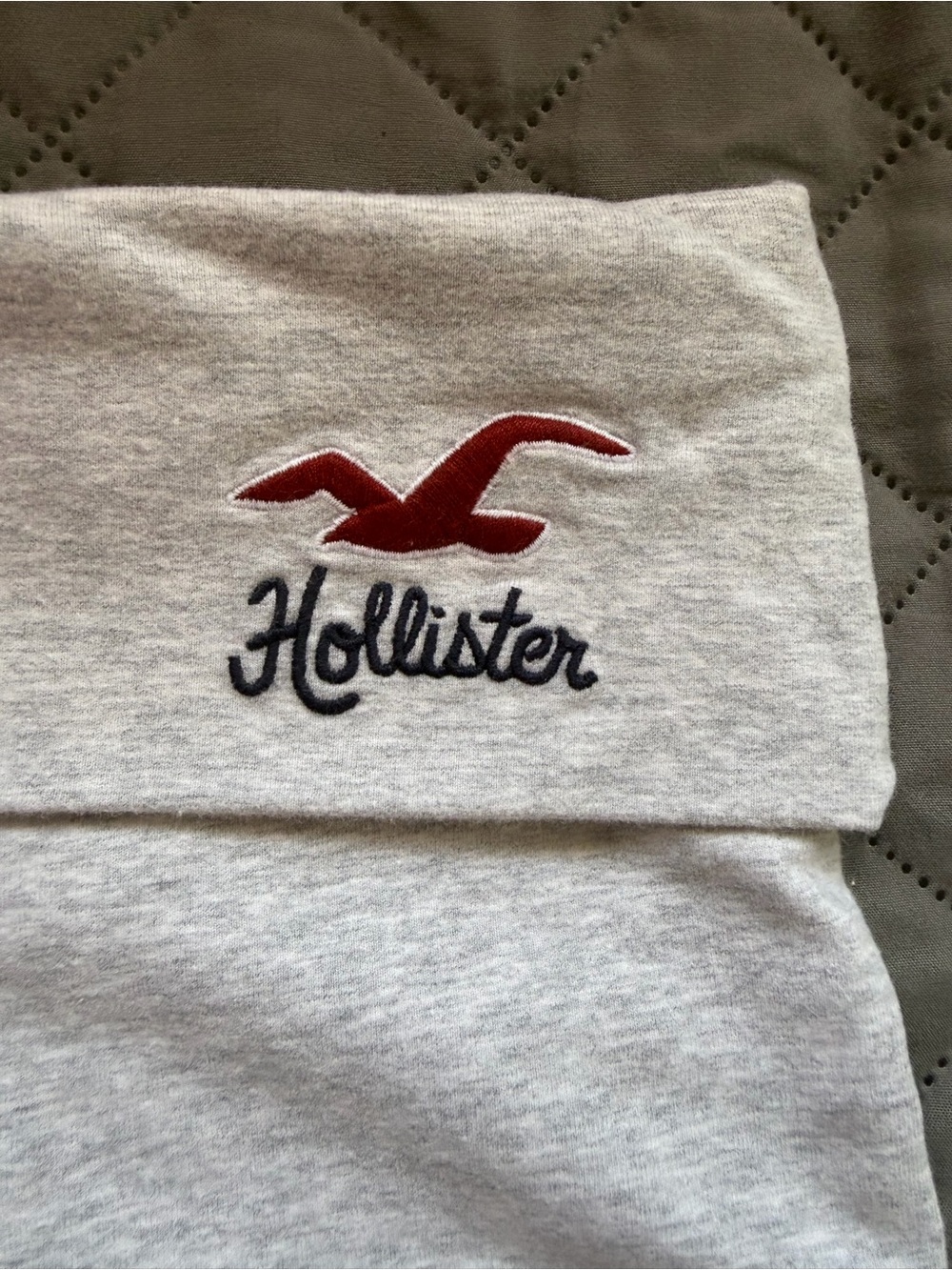 Hollister Light Gray Fold-Over Waist Yoga Pants with Red Logo - Picture 2 of 6